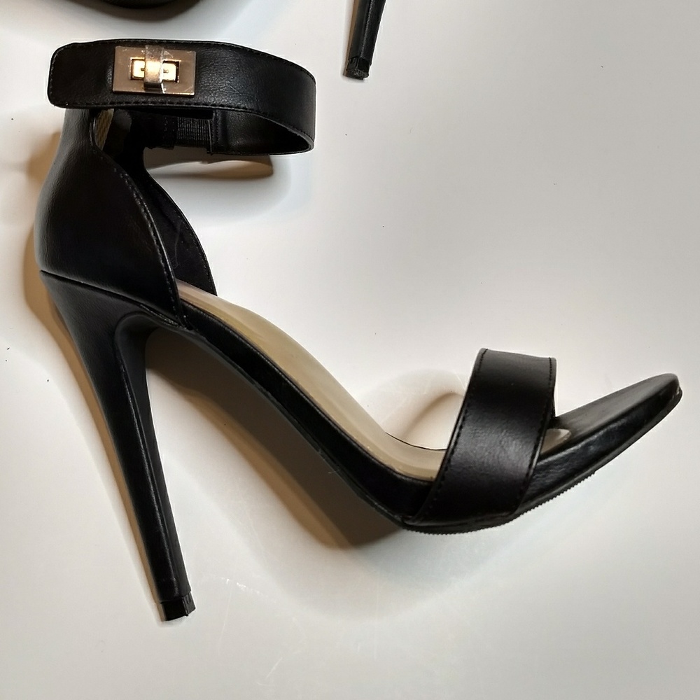 FLASH SALE RETAIL $50 Black heels